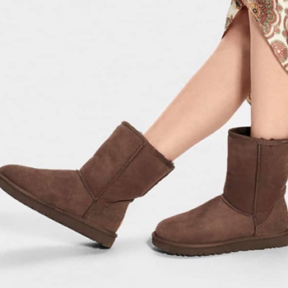 CLASSIC SHORT II BOOT CHOCOLATE UGG SZ10 BRAND NEW